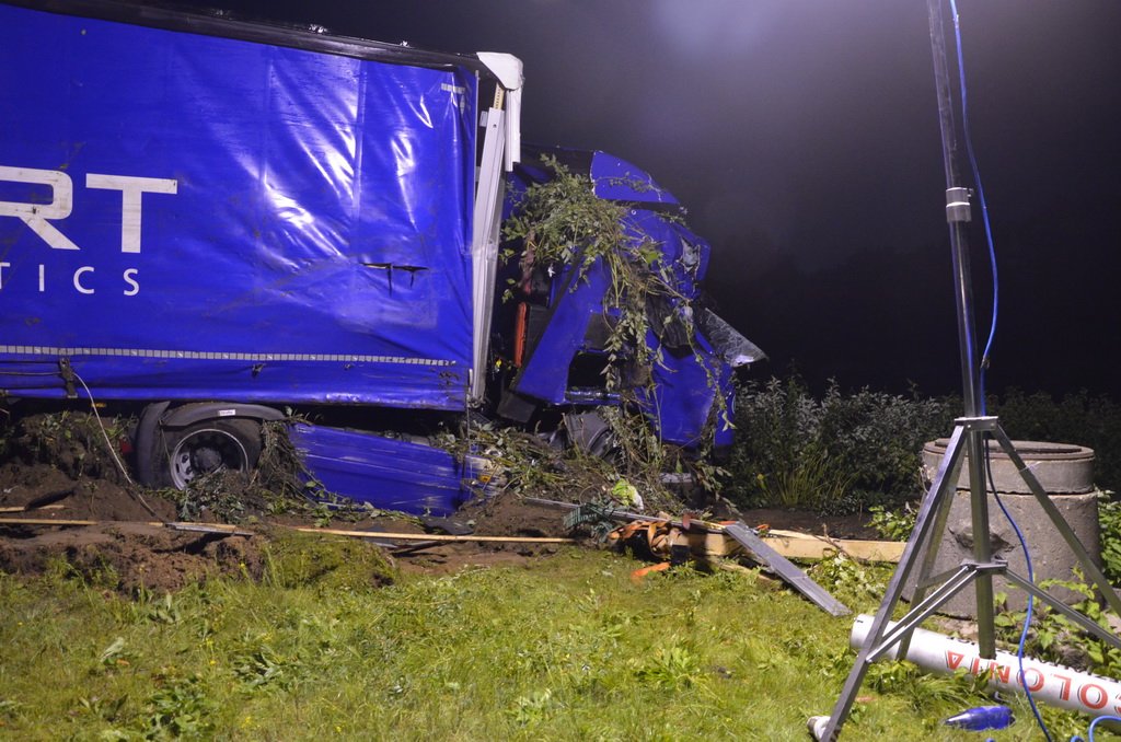 VU LKW umgestuerzt Feldkassel Industriestr Robert Boschstr P199.JPG